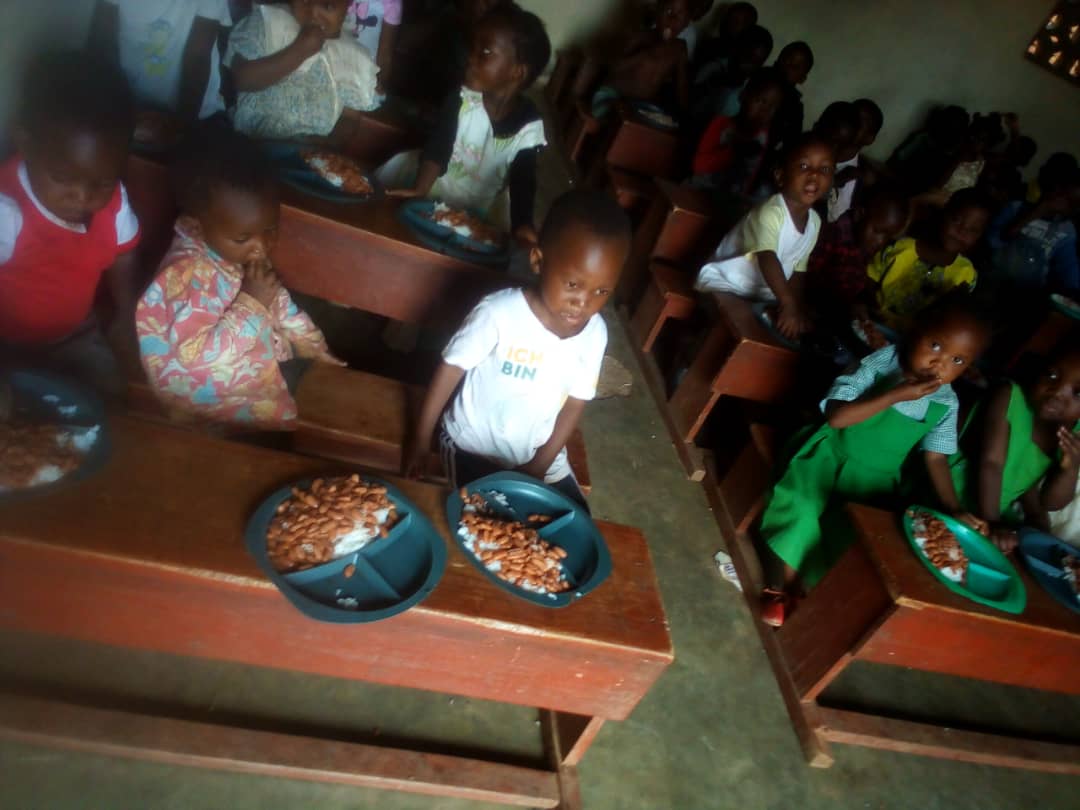 Children eating lunch at their desks